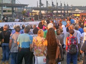 Several hundred New London residents mobilized to defend Julian Rodriguez